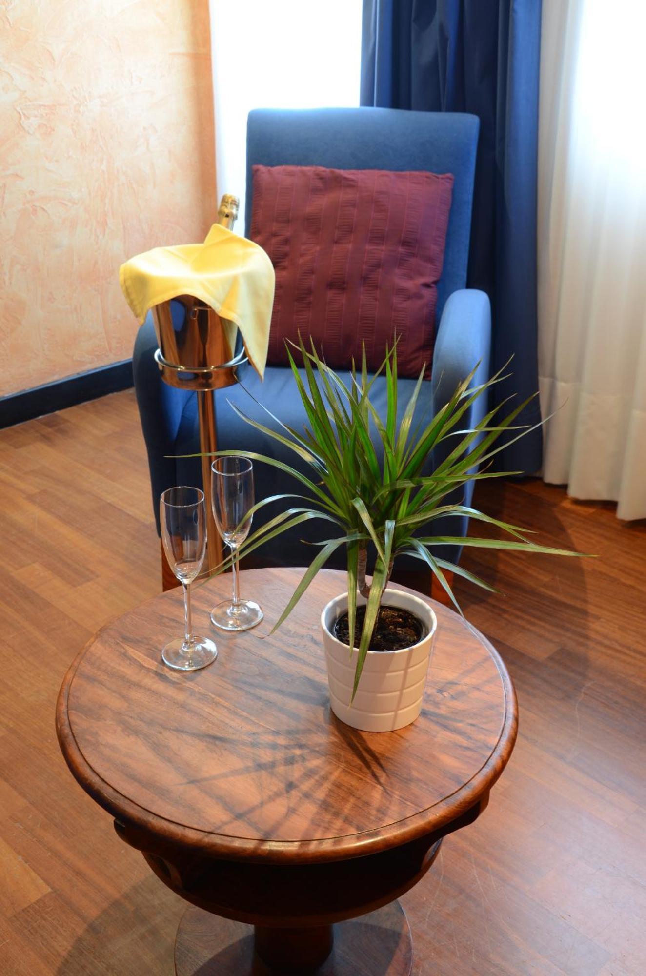 Hotel Tikar ガルチャ エクステリア 写真
